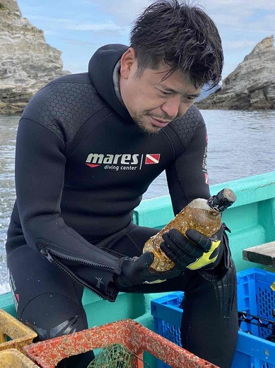 東京湾（千葉県沖）で海底熟成作業を行う「喜久屋酒店」の岡本氏