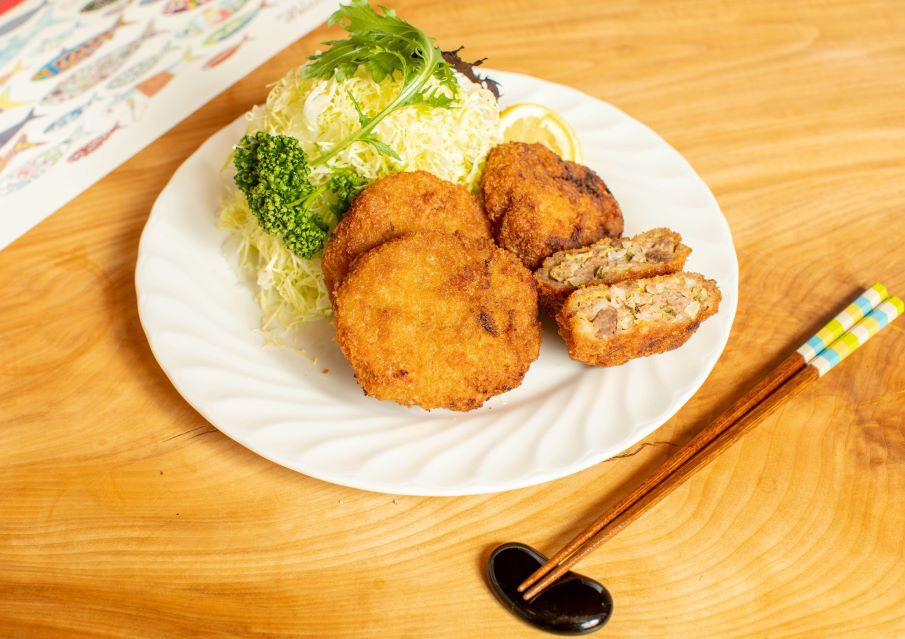 国産牛肉と銚子産キャベツをたっぷり使ったメンチカツです
