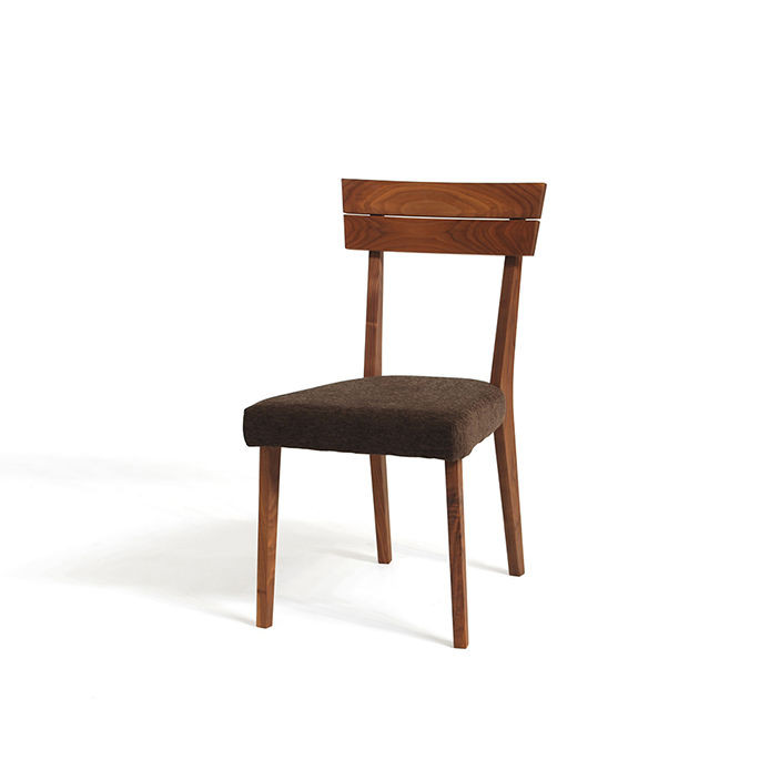 当返礼品はウォールナット材です。ブラックチェリー材、オーク材に変更可能です。申込み画面の応援メッセージ欄にご希望を記載ください。