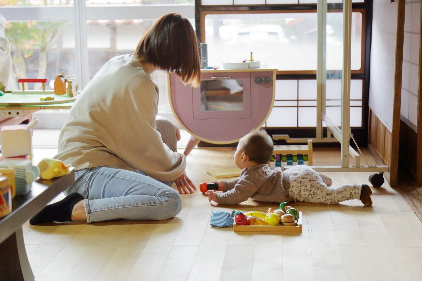 日本の木製玩具メーカーのエド・インター様よりおもちゃを寄付いただいた贈呈式の一コマ