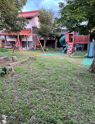 未就学児向けの遊具や大山麓の大自然を満喫出来る広い庭で思いっきり遊べます。蝉の抜け殻や沢ガニなどが見つかる事も！
