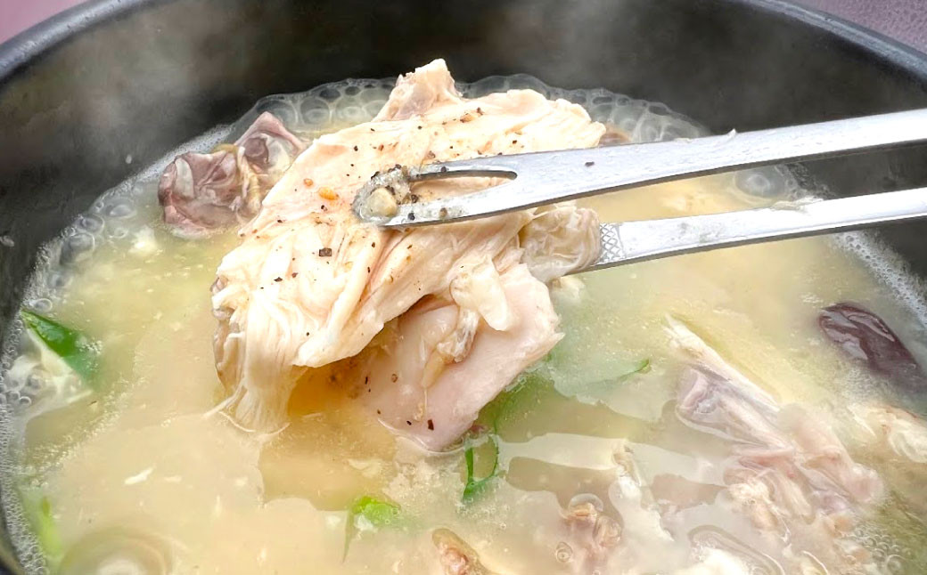 コラーゲンたっぷり! お肌ツルツル 参鶏湯 (サムゲタン)