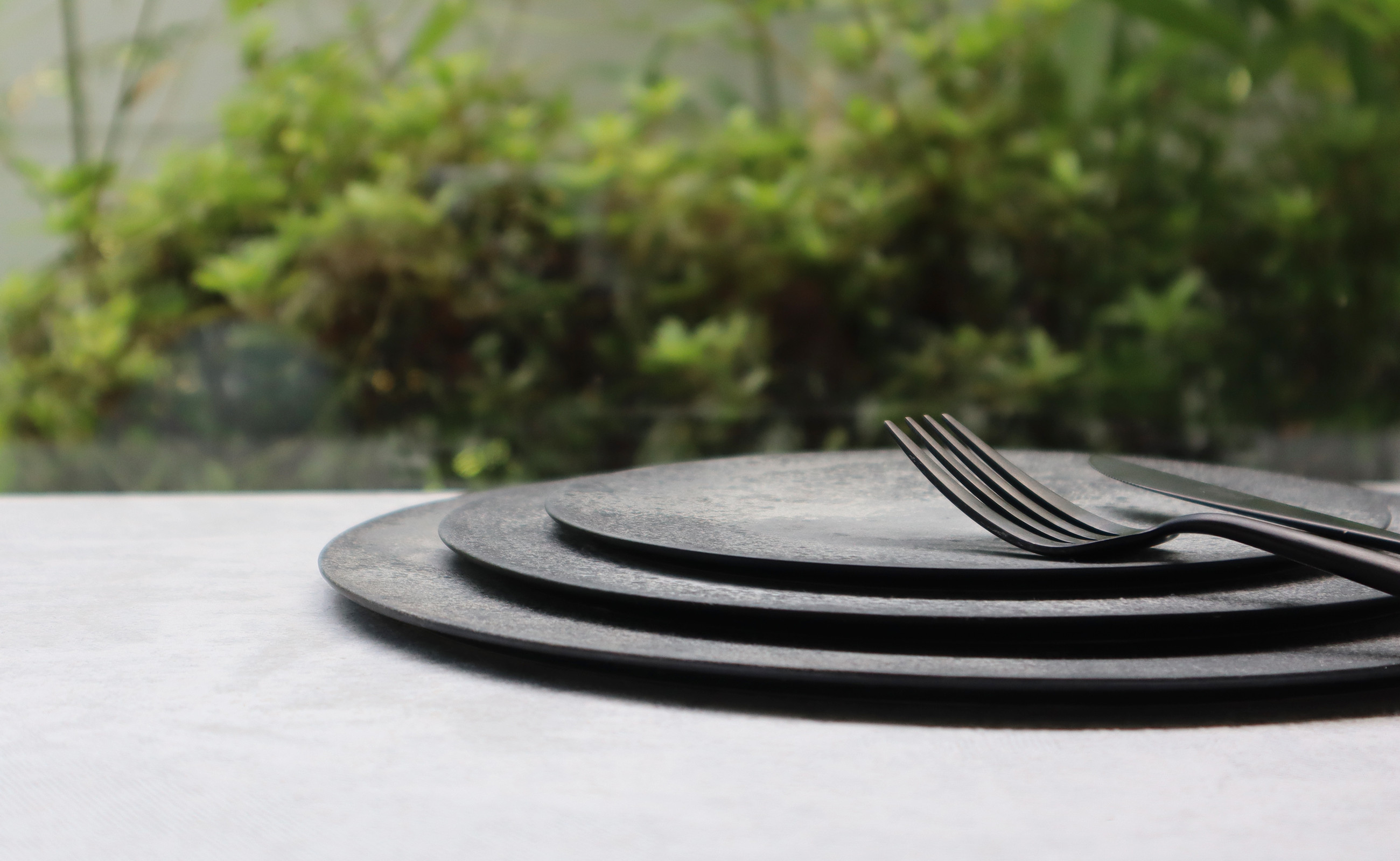 シンプルすぎず、シックな柄がお料理を引き立ててくれる1枚です。