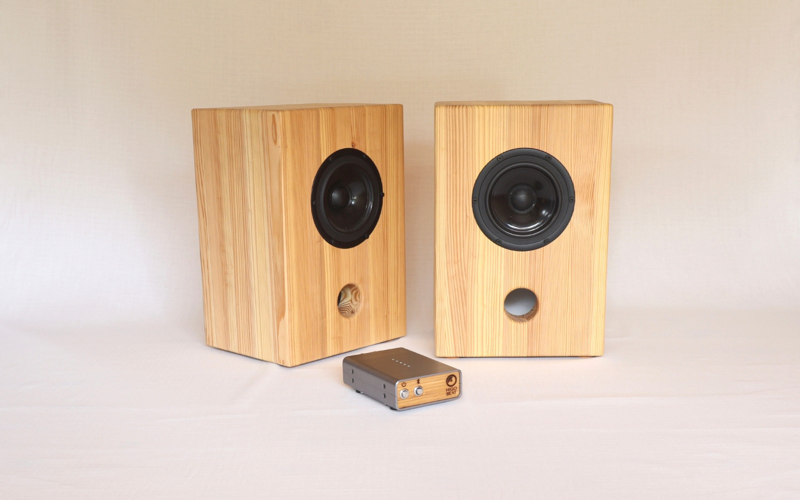 ハンドメイドの小国杉製スピーカーをお届け
