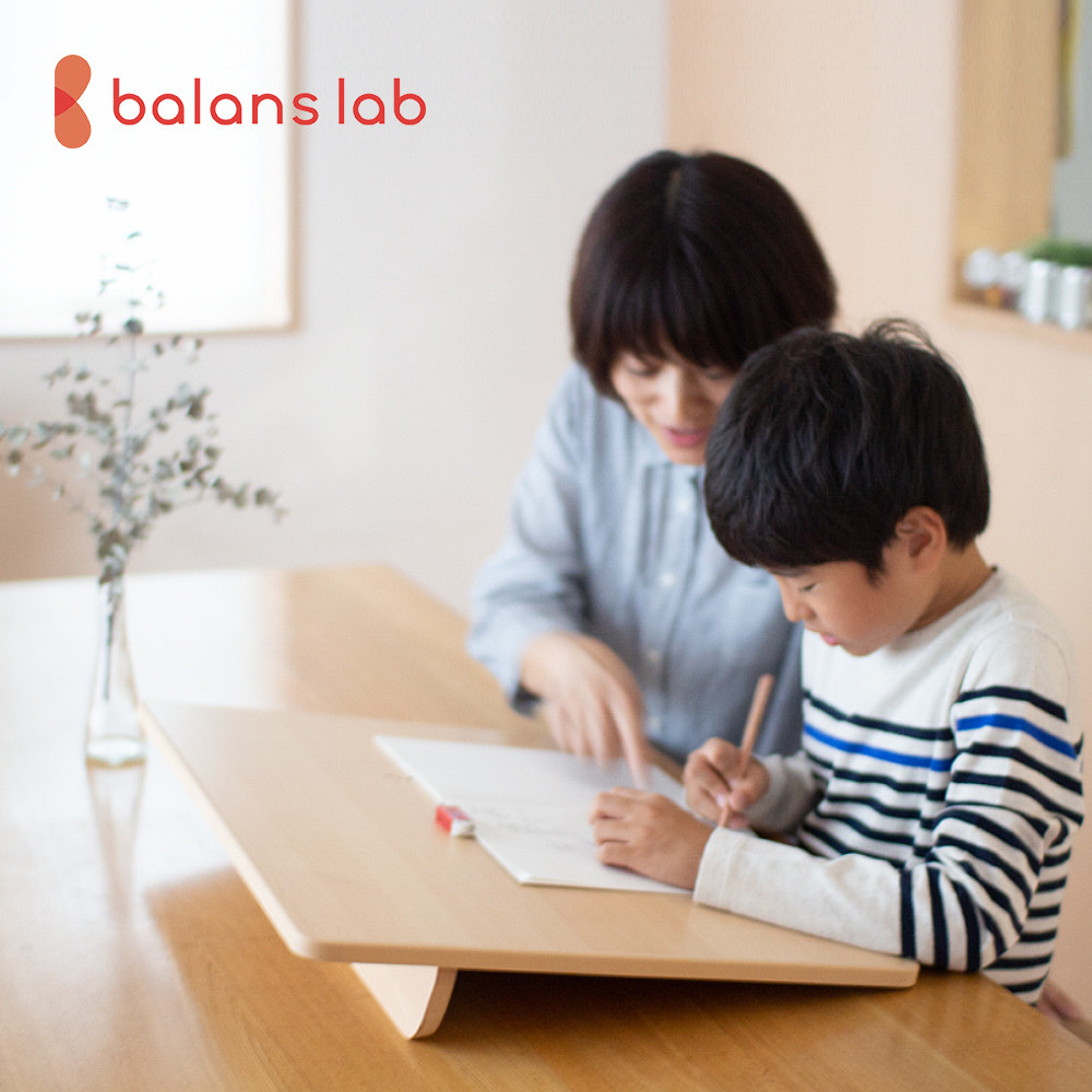 徹底的に導き出された10度という角度。身体に優しい新しい学習スタイルを提供します。