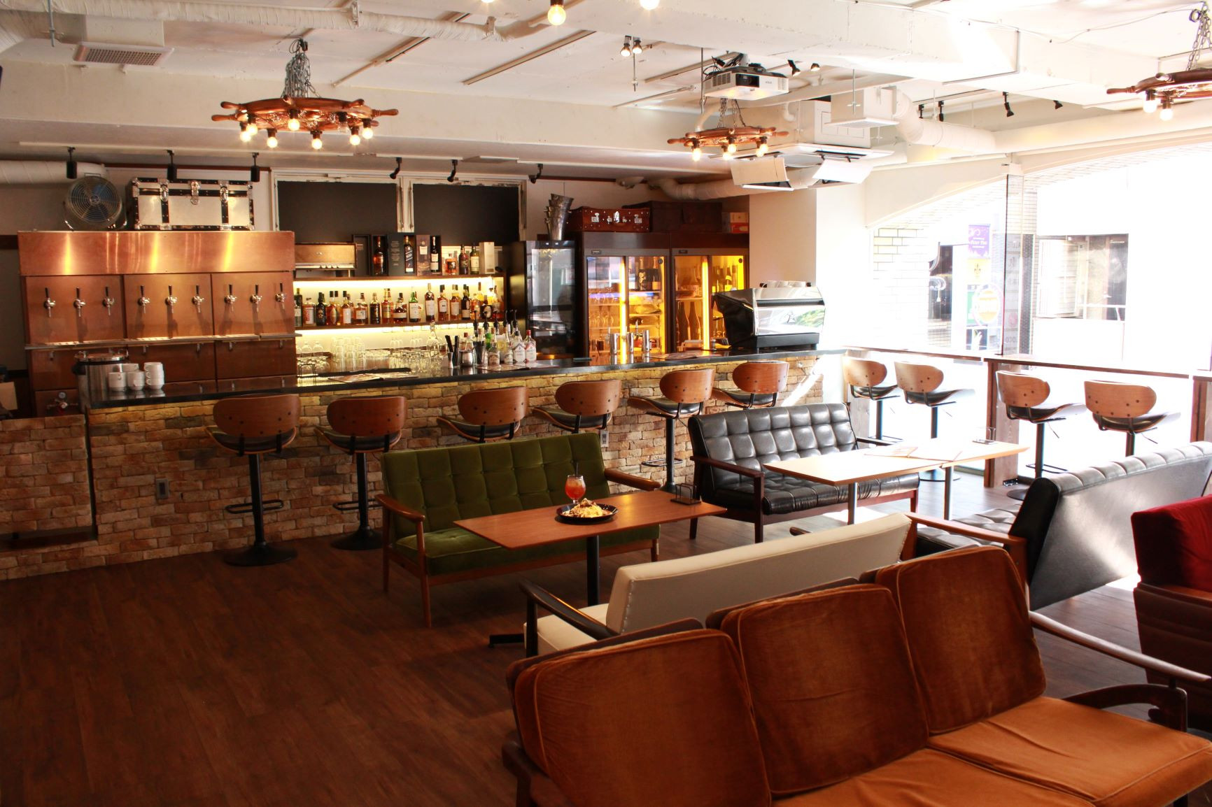 赤坂駅または赤坂見附駅から徒歩５分の場所にあるカフェ＆ダイニングで開催します！