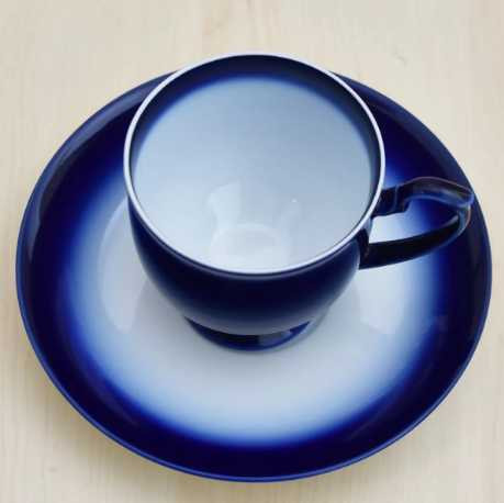 内側になるにつれだんだん白くなっています。