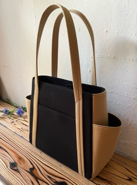 【AKIRAオリジナル】中型レディストートバッグ ダブルポケット 黒帆布×ベージュ