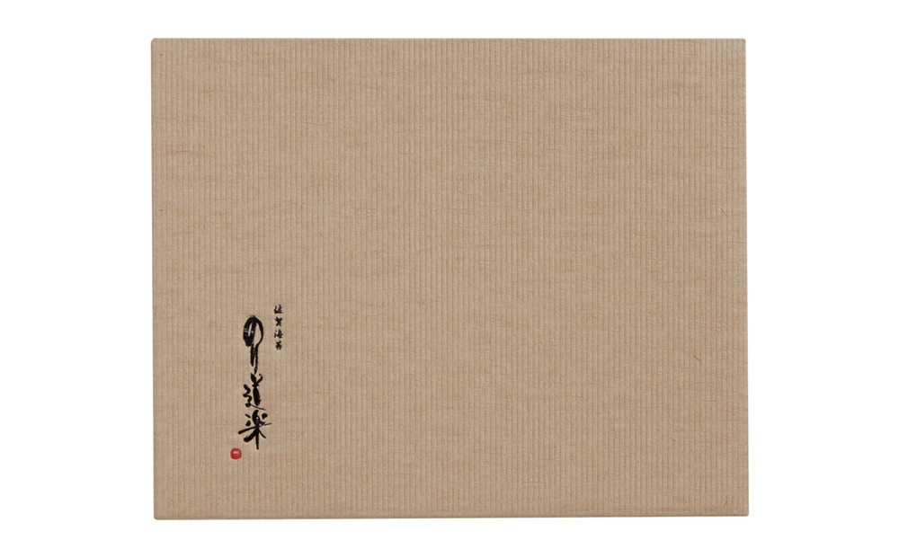 82mm×177mm×142mmの箱に入れてお届けいたします。