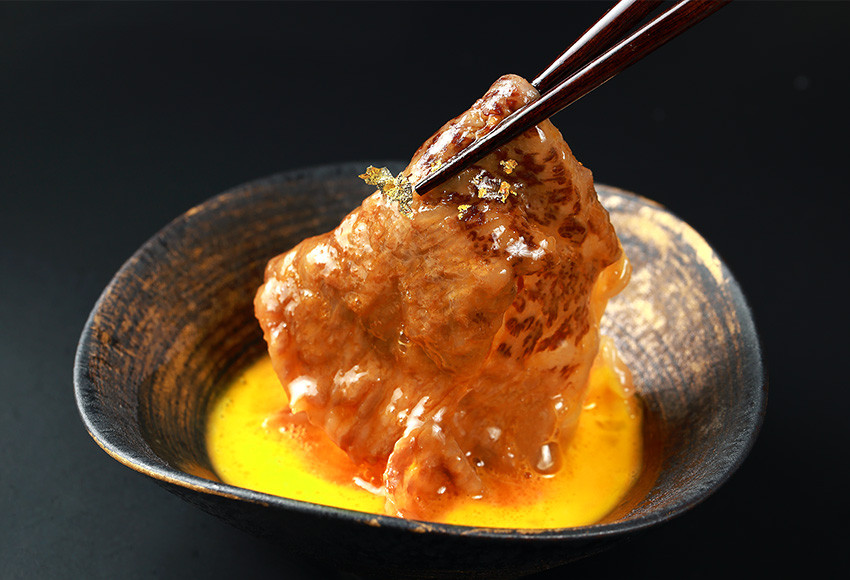 神戸牛の希少部位や極上の霜降り肉が凝縮。
旨味豊かで柔らかな肉質が特徴で、口いっぱいに広がる深い旨みとともに至福の味わい。