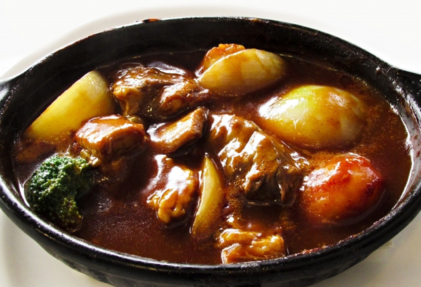 肉の繊細な霜降りとともに、深いコクと甘みが絶妙に調和｡
煮込み料理の良さを最大限に引き出せる一品です。