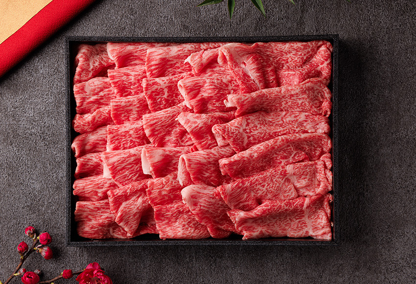 黒折箱に入ったこの返礼品は、贈り物としても最適です。
豪華な黒折箱は、贈る方の心遣いと共に、高級感を演出します。