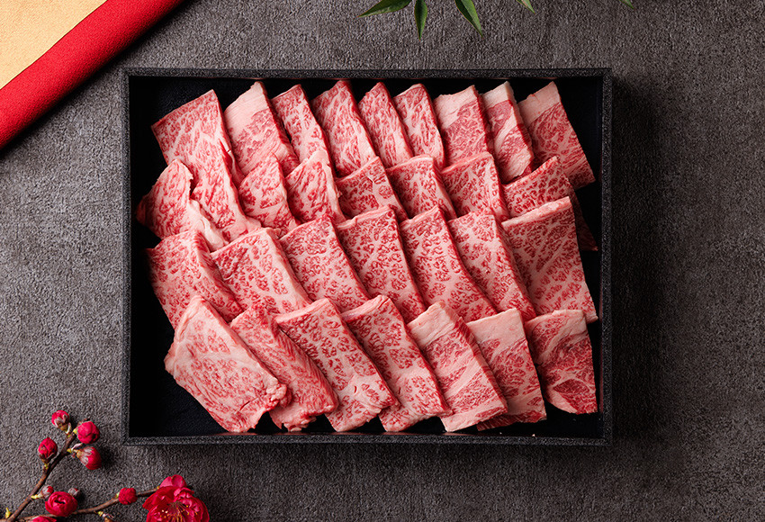 黒折箱に入ったこの返礼品は、贈り物としても最適です。
豪華な黒折箱は、贈る方の心遣いと共に、高級感を演出します。