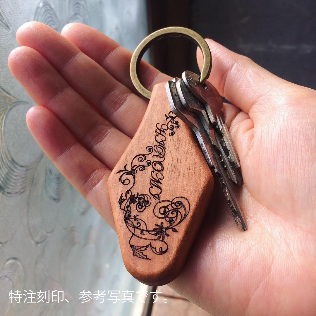 小さなジョイントリングのない シンプルな1リング仕様の手になじむ木のキーホルダーです。