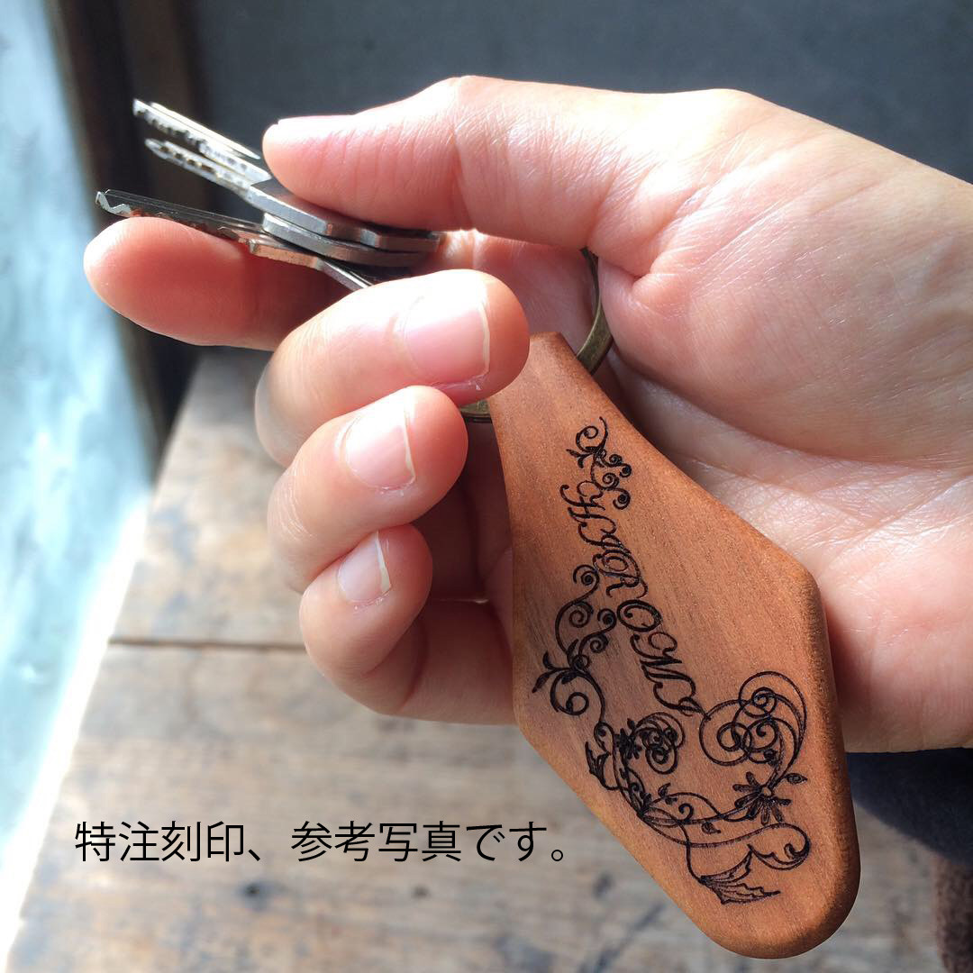 丈夫で木本来の色を活かしております。