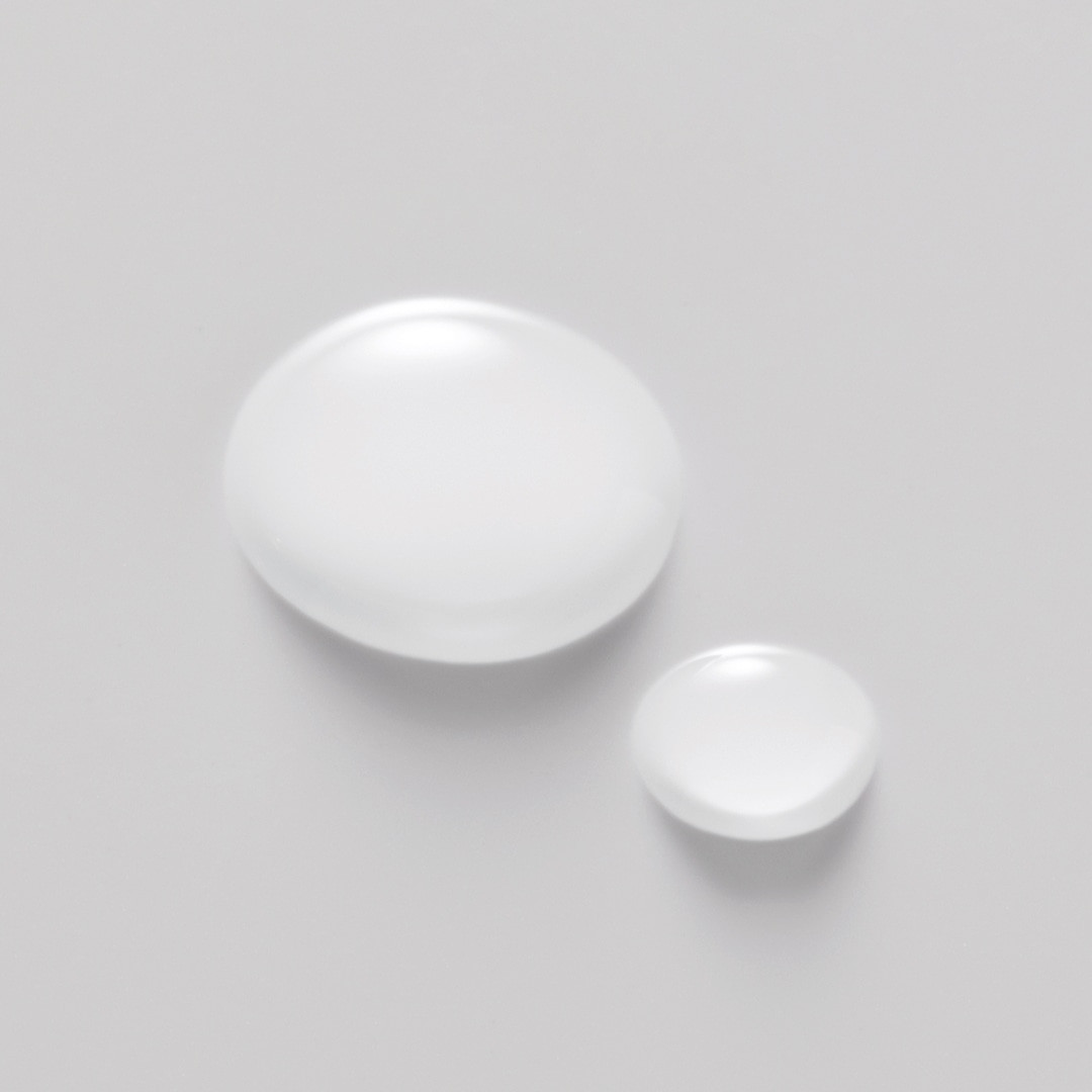 ふきとり用美容液の後に。コットンに500円玉大を含ませて、やさしくタッピングしてください。