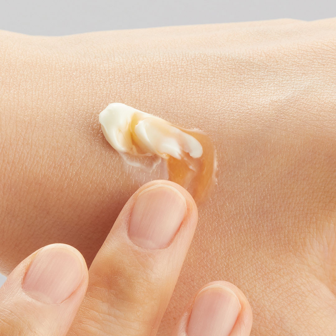 適量を取ったクリーム2種を手の甲に置き、指で5回ほどくるくると混ぜてください。