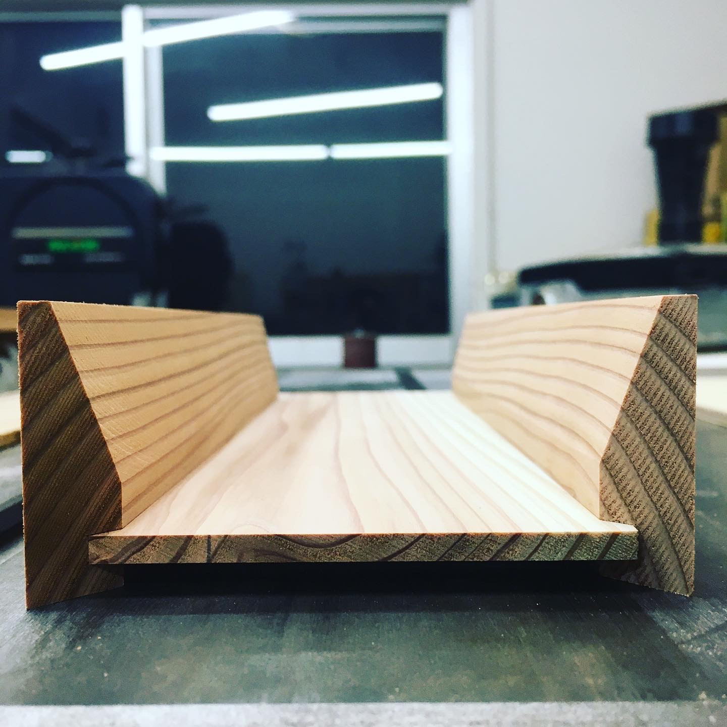 内寸法:タテ24cm×ヨコ7cm×深さ3.2cm~3.7cm