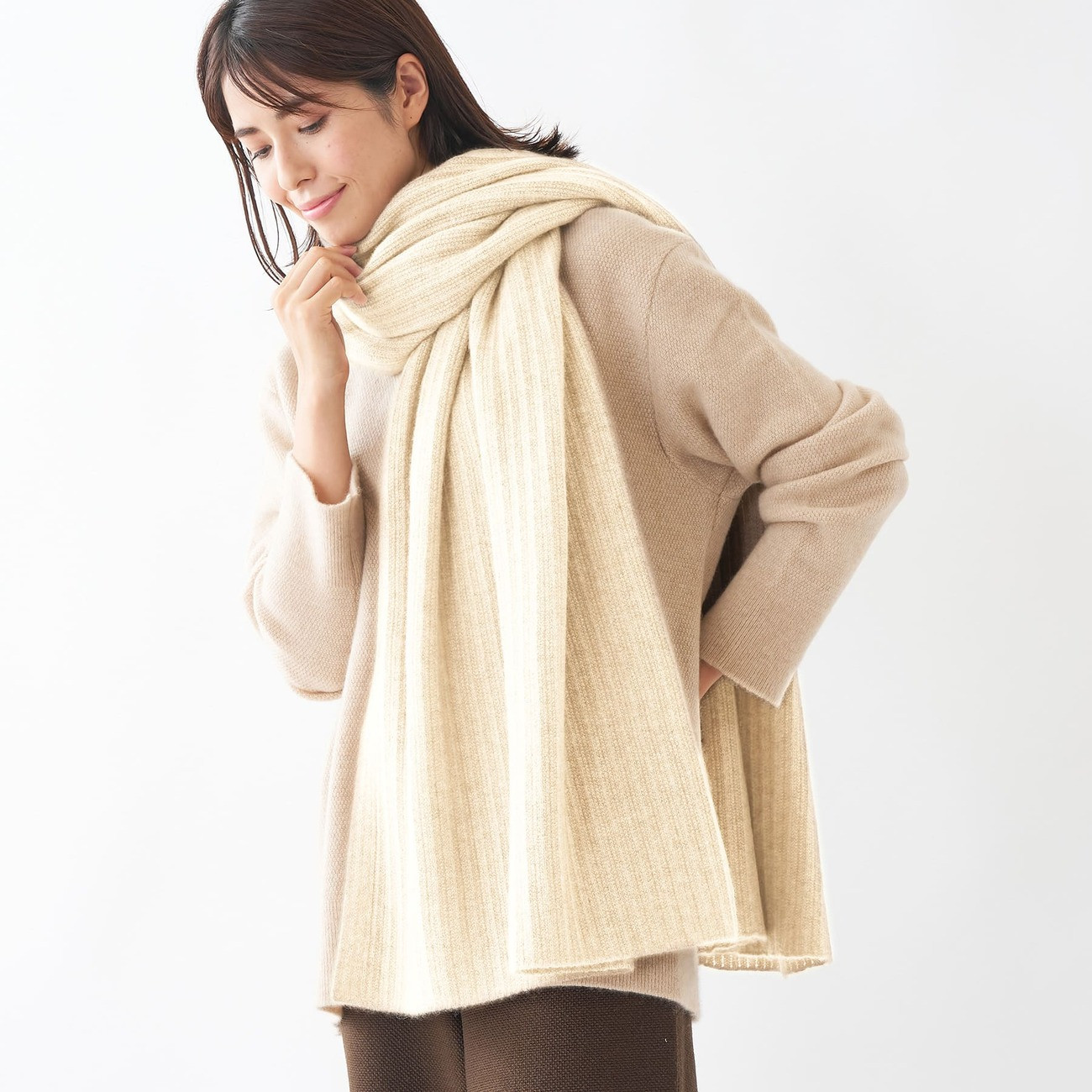 レディースモデル着用　カラー：ホワイト