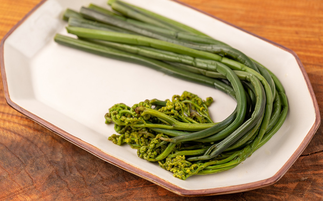 西和賀のブランド山菜「西わらび」の水煮をセットに