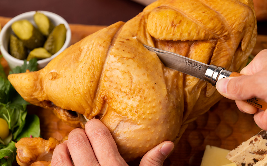 モモ、ムネ、ササミなど、切り分けて部所ごとの違いを味わうのもおすすめです