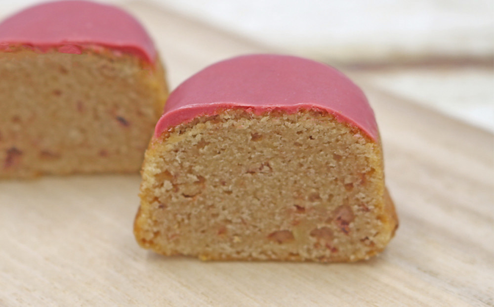 かもいちごにはいちごのピューレとドライフルーツを練り込んであります。