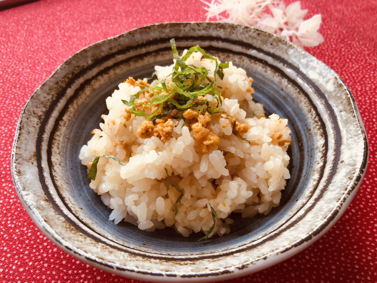 蒸しウニと炊き立てのご飯を混ぜ合わせた美味しい「うにご飯」です