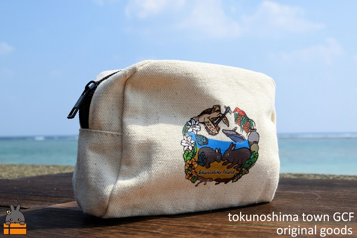 表面には徳之島の動植物が描かれています。