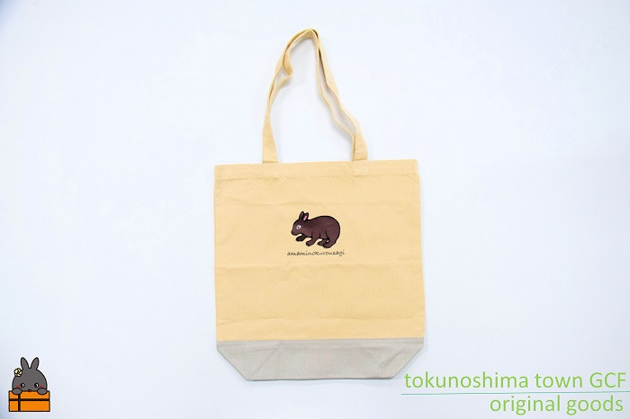 普段使いに最適なサイズ感です。A4の書類やスマホ、財布を入れてお出かけください。