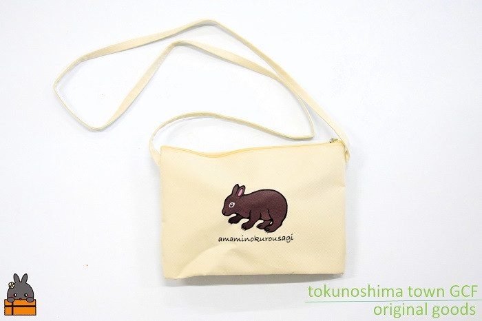 普段使いに最適なサイズ感です。スマホや財布を入れてお出かけください。