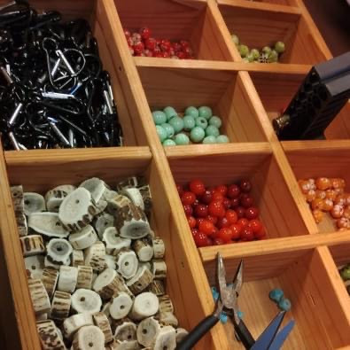 お好きなパーツを組み合わせオリジナルキーホルダー作りを体験できます