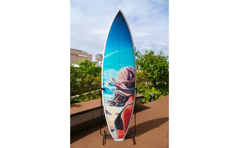 ボードデザインはハワイの人気アーティスト、クリスティ・シン氏の複数作品の中からお好きなデザインを使用可能