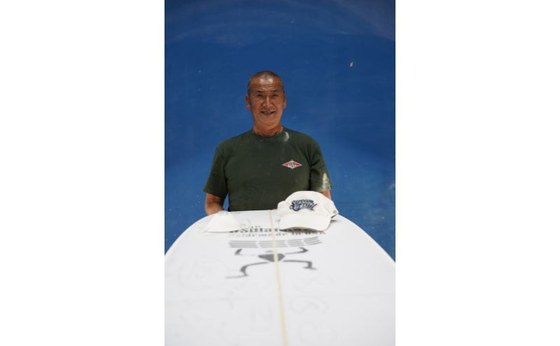 シェイプは日本のレジェンドサーファー藤沢譲二（ふじさわ・じょうじ）氏がオーナーのフリュードパワー・サーフクラフトが担当