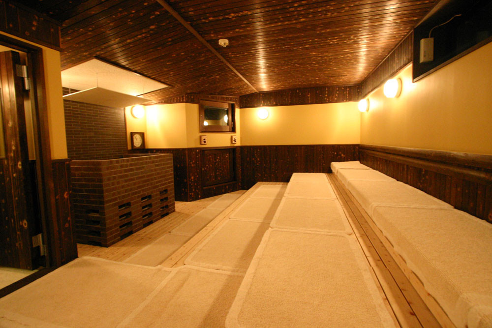 高温サウナ（男性側：約85℃、女性側：約80℃）