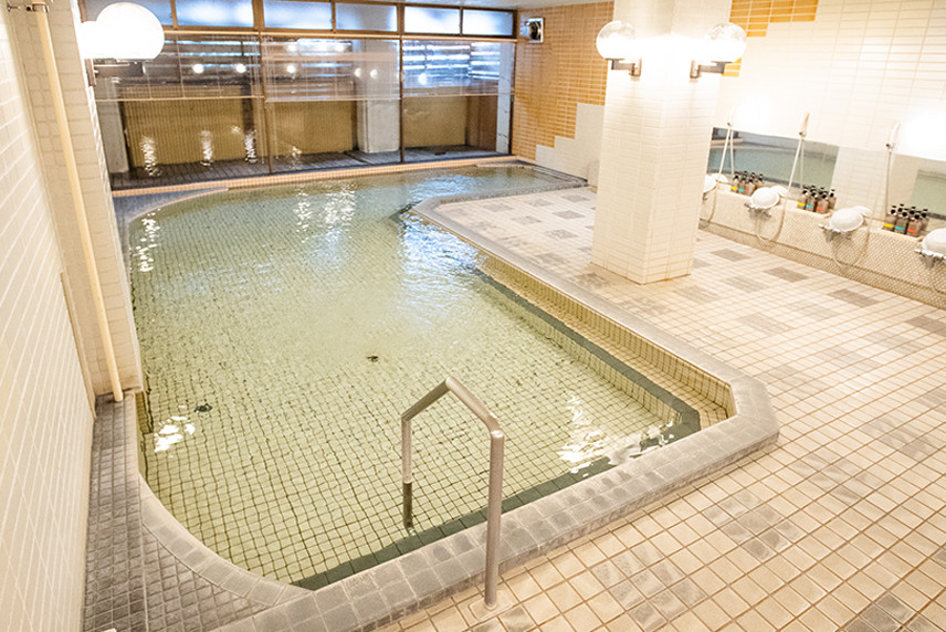 黒姫山の伏流水を使用した大浴場
宿泊者は深夜早朝の入浴も可能です。
入浴可能時間：14：00～翌朝9：00。