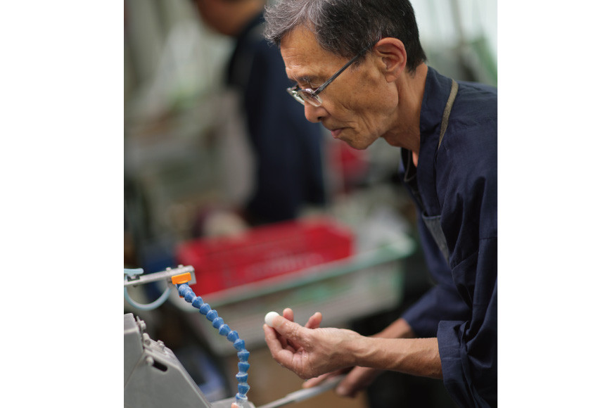 24段階にも及ぶ工程を職人たちが1粒1粒心を込めて作り上げていきます