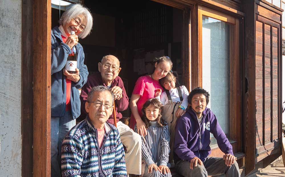 ４世代７人家族の児玉家（2023年秋撮影）