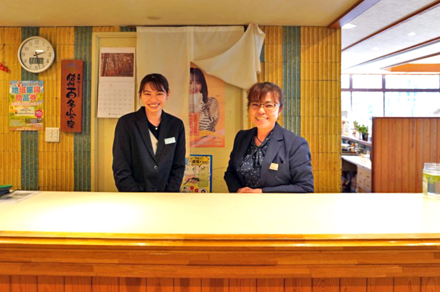 ホテル正面玄関の階段を上がった2Fにフロント、ロビーがございます。