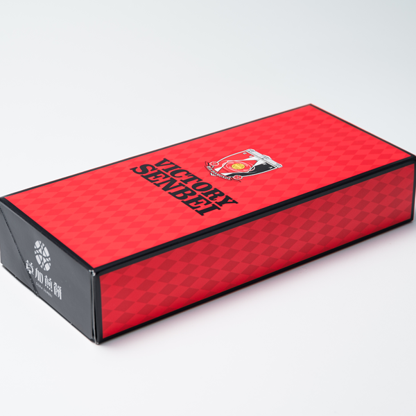 燻製醤油を塗ったお煎餅の表面には、ローストアーモンドとロースト昆布がたっぷり♪