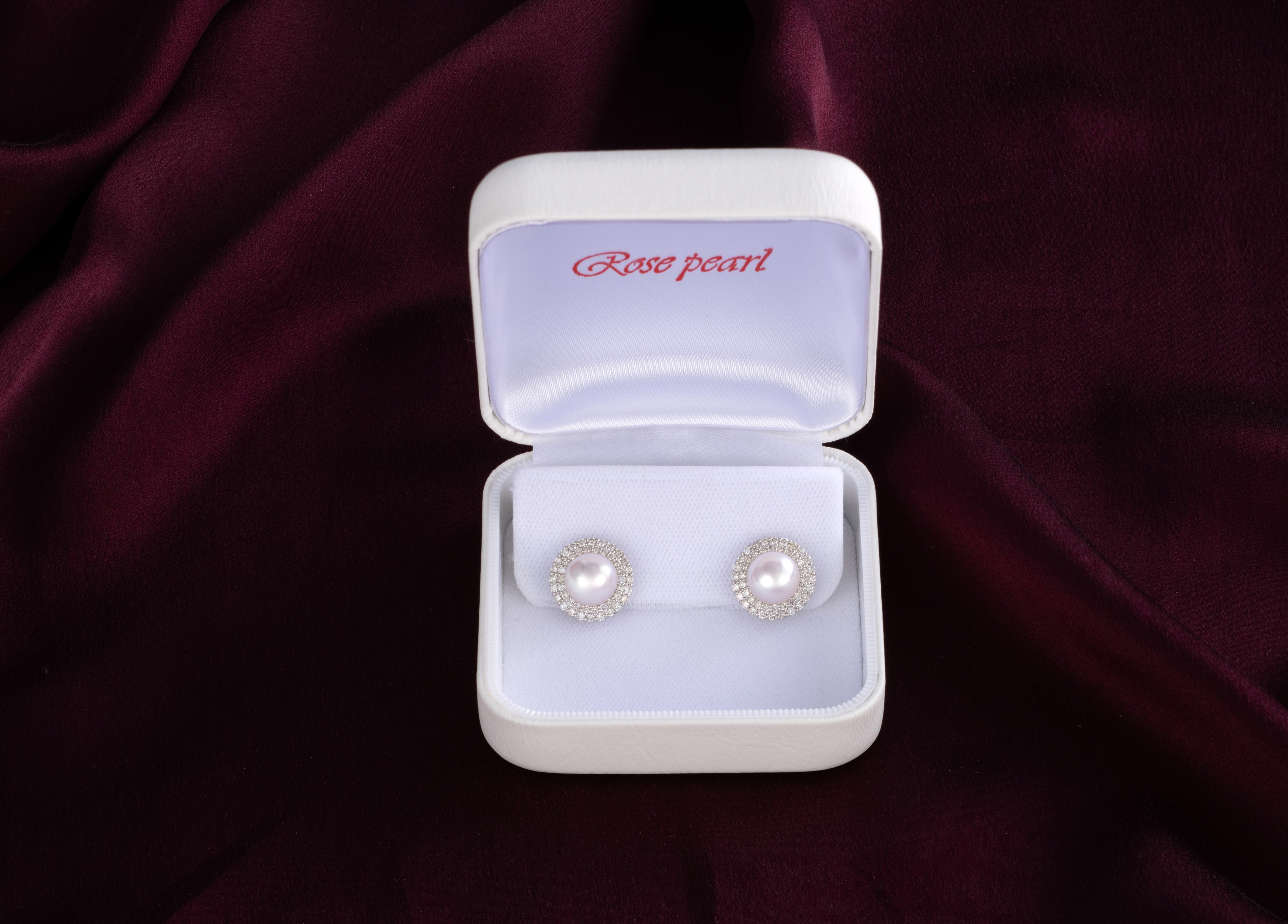 真珠ピアスはケース付き