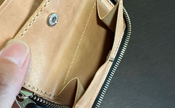 国産牛革使用。エイジング（経年変化）が楽しめる財布