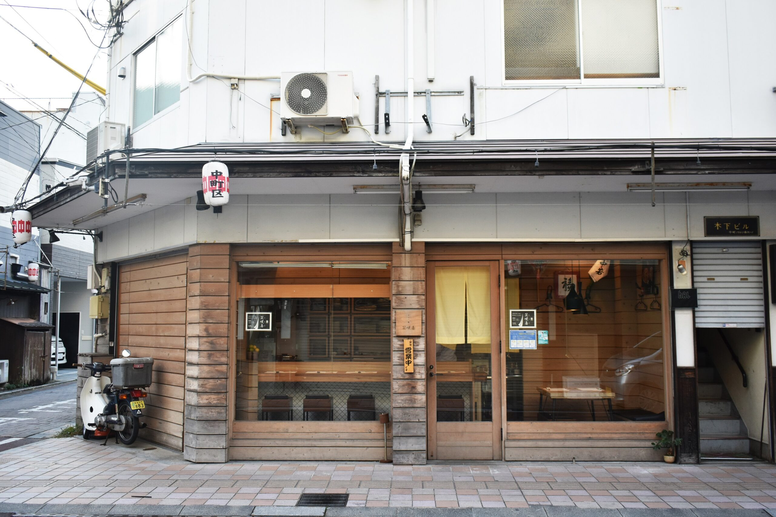 美食通り中町に面しています