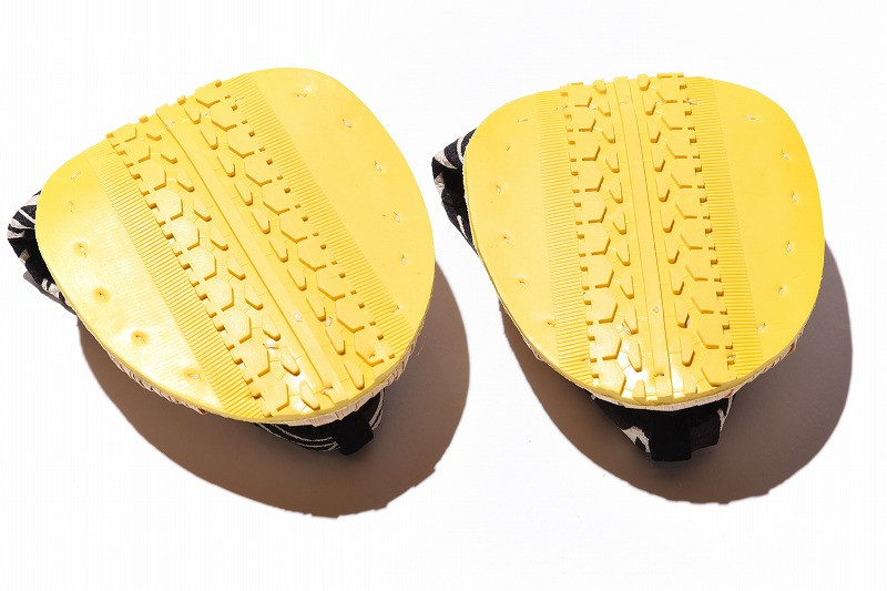 編み続けていないとあっという間に手が動かなるほど、繊細で力強さも求められる伝統の技が必要な草履づくり。