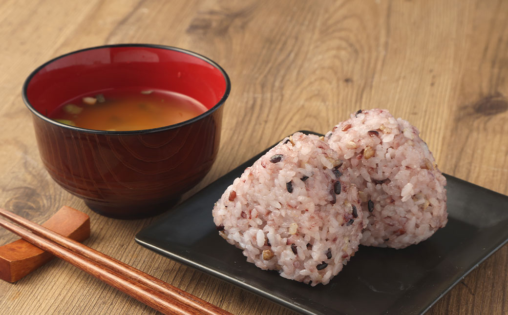 【1ヶ月毎2回定期便】五穀米おにぎり（鮭） 計30個（15個×2回）