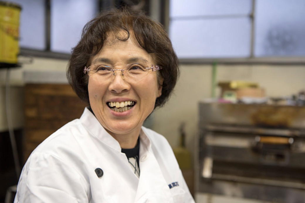 おかみさんの美代子さん、家族で協力してお菓子作りをしています