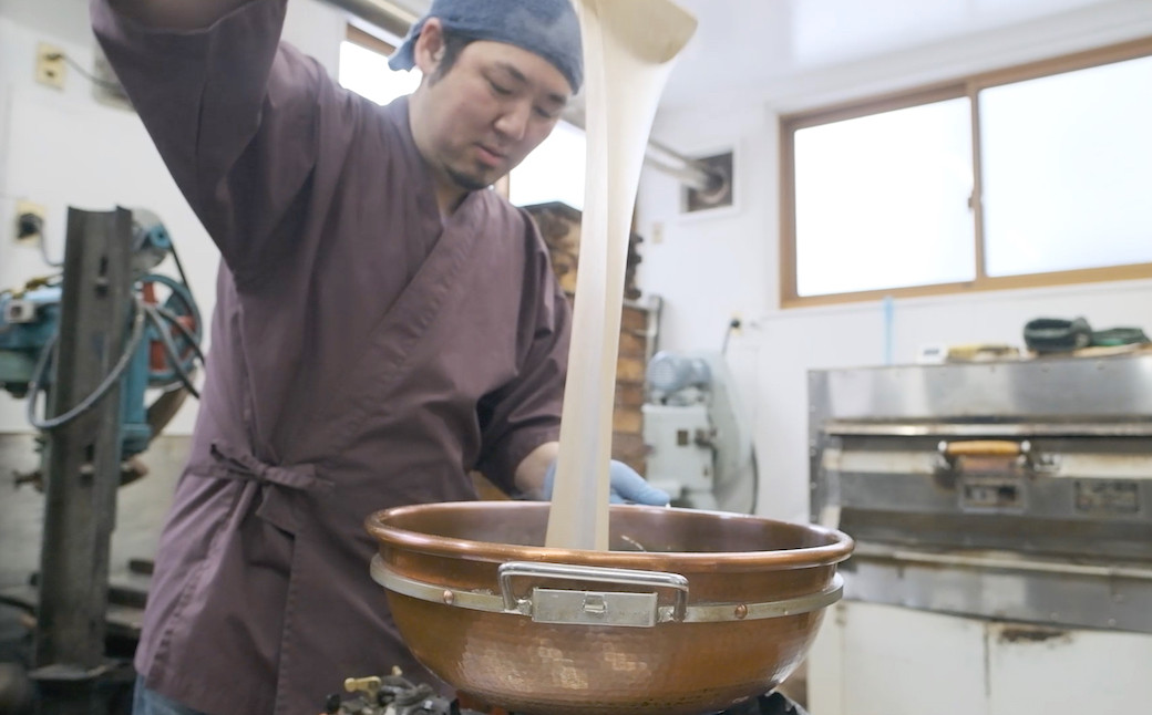 3代目の正道さんはわらび餅名人、家族で協力してお菓子を作っています。