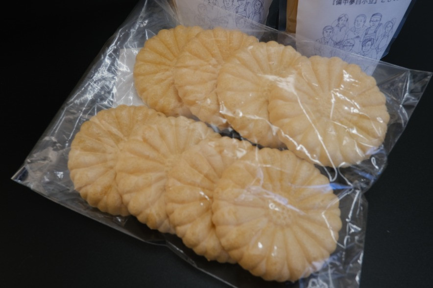 もなか皮8枚（4セット）もセットです。すぐ挟んで高級最中のできあがり！（最中の皮は、形が写真と異なる場合があります）