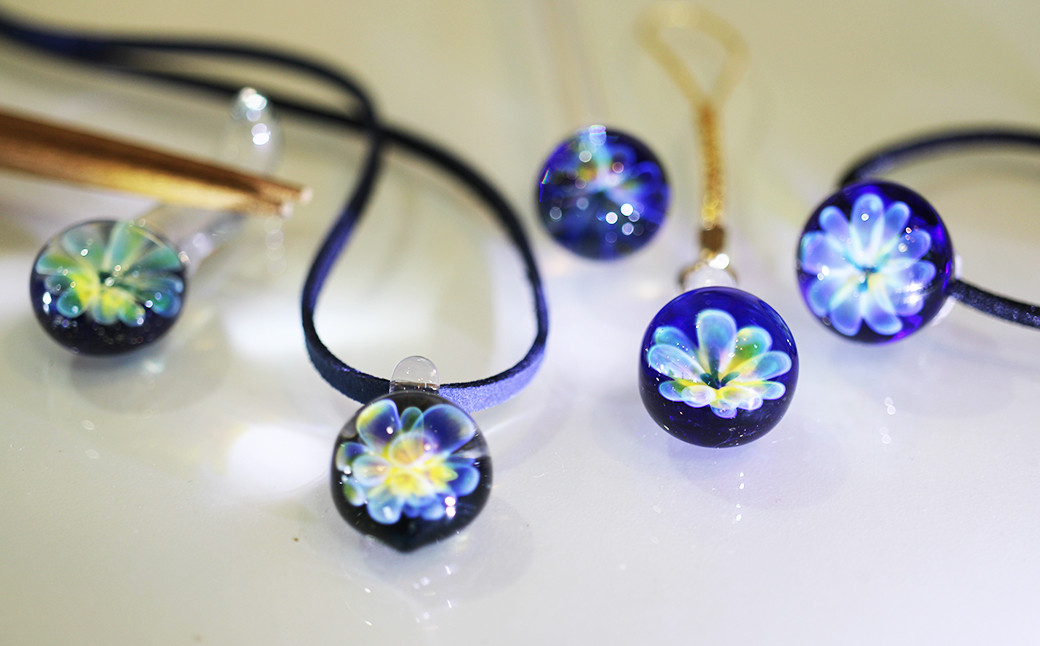 シルバーを含んだガラスをクリアガラスに押し込んで、神秘的な雰囲気の花模様を作っていきます。