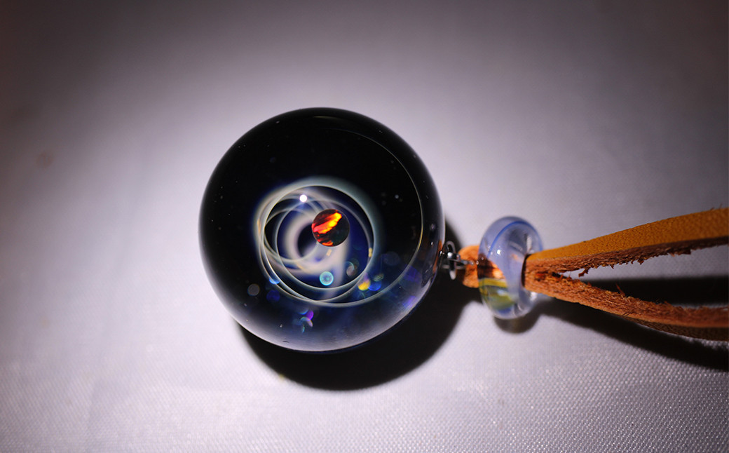 角度や光によって幻想的に変化する様子は、いつまでも飽きることがありません。