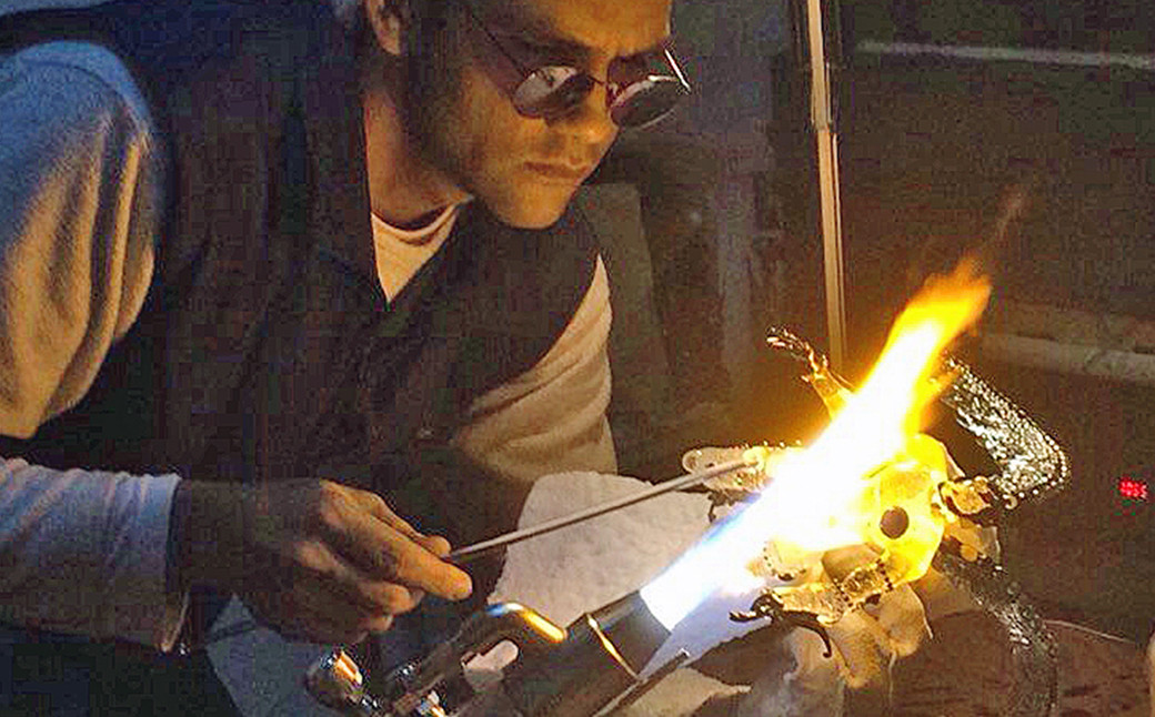 2009年に鴨川市に移住し、ガラス工房アルコスを立ち上げた作家：ソウザ ムリロ氏